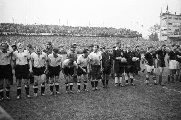 BR Deutschland ist Weltmeister 1954, v.li.: Ottmar Walter, Werner Liebrich, Jupp Posipal, Hans Schäfer, Werner Kohlmeyer, Karl Mai, Max Morlock, Linienrichter Vincenzo Orlandini, Schiedsrichter William Ling und Linienrichter Benjamin Griffith