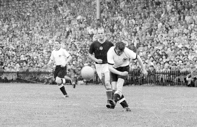 Fritz Walter (BR Deutschland) am Ball, dahinter Jenö Buzanszky (Ungarn) WM 1954 Finale BRD - Ungarn 3:2