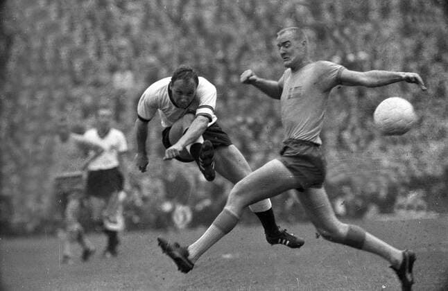 Uwe Seeler (BR Deutschland, li.) zieht ab BRD - Schweden