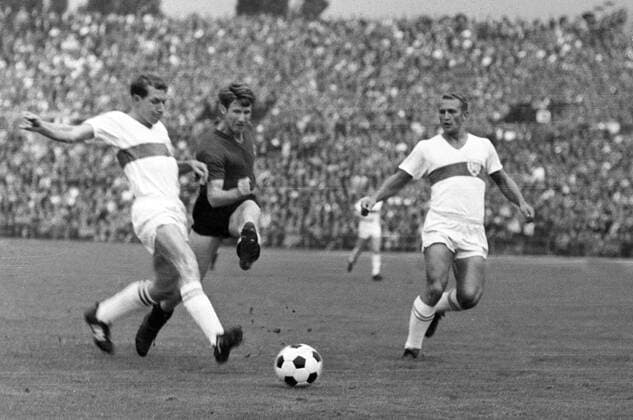 Rudi Entenmann (li.) und Hans Eisele (VfB Stuttgart, re.) gegen einen Spiele des TSV 1860 München