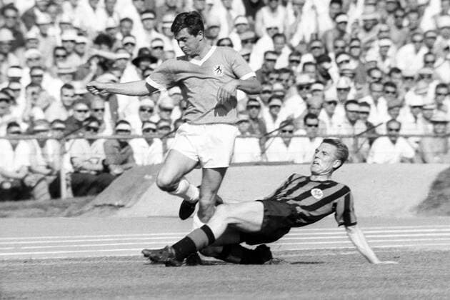 Wilfried Kohlars (TSV 1860 München, li.) gegen Dieter Lindner (Eintracht Frankfurt)