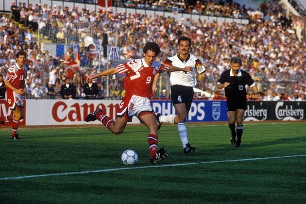 Fußball, EM Finale 1992 in Göteborg, Dänemark - Deutschland 2:0 Fleming Povlsen (Dänemark, li.) gegen Jürgen Kohler (Deutschland)