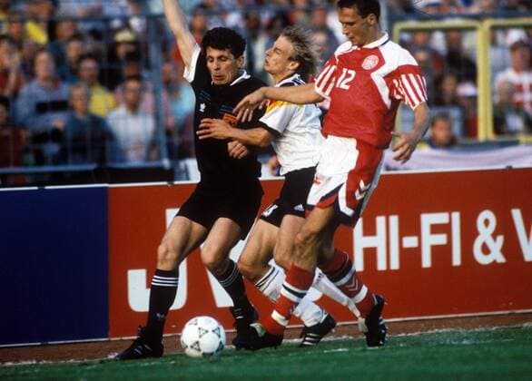 Fußball, EM Finale 1992 in Göteborg, Dänemark - Deutschland 2:0 Jürgen Klinsmann (Deutschland, Mitte) prallt auf den Linienrichter, re. Torben Piechnik (Dänemark)