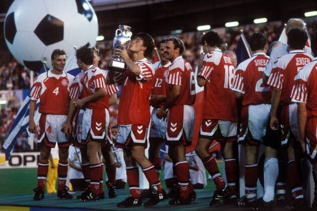 Fußball, EM Finale 1992 in Göteborg, Dänemark - Deutschland 2:0 Dänemark ist Europameister 1992 Brian Laudrup küsst den Europameisterpokal