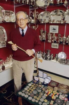 Hans Günther Winkler 11 95 her Mann Reiten Wirtschaft Marketing Brille grauhaarig leger Pullover Krawatte hoch halb stehend Trophäe Medaille neutral