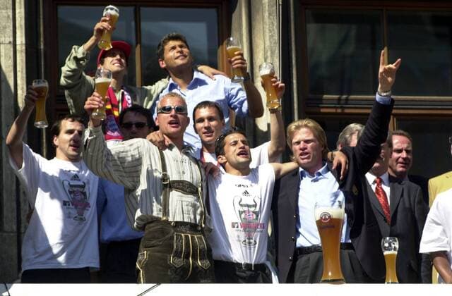 Fußball, FC Bayern München, Deutscher Meister 2001 Fußball, FC Bayern München, Champions League Sieger 2001 Die Champions League Sieger - L-R - Jens Jeremies, Owen Hargreaves, Carsten JANCKER, Patrik Andersson, Hasan SALIHAMIDZIC, Oliver KAHN und Mehmet Scholl (hi.li.) - Champions League Finale FC Bayern München-Valencia CF 6:5 n.Elfmeterschiessen,Empfang im Rathaus auf dem Marienplatz,Rathausbalkon,Feier,Meisterfeier,24.05.2001.
