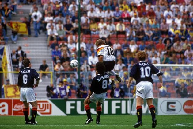 Jürgen Klinsmann (Deutschland, 2.v.li.) springt höher als Dave McPherson (Schottland, 8)