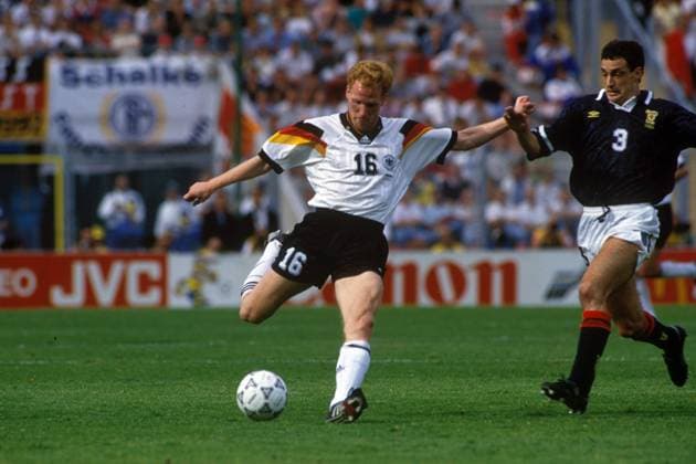 Matthias Sammer (Deutschland, li.) gegen Paul McStay (Schottland)
