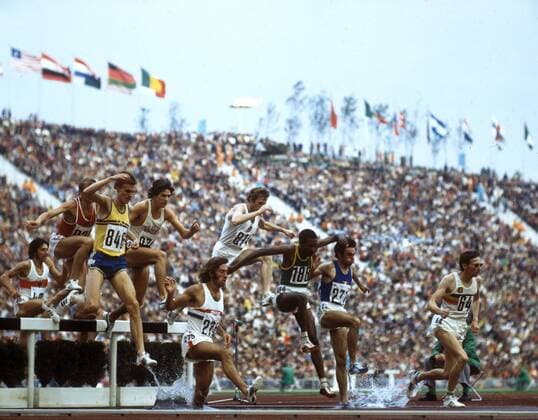 Teilnehmer der 3000m Hindernis der Olympischen Spiele 1972 in München am Wassergraben