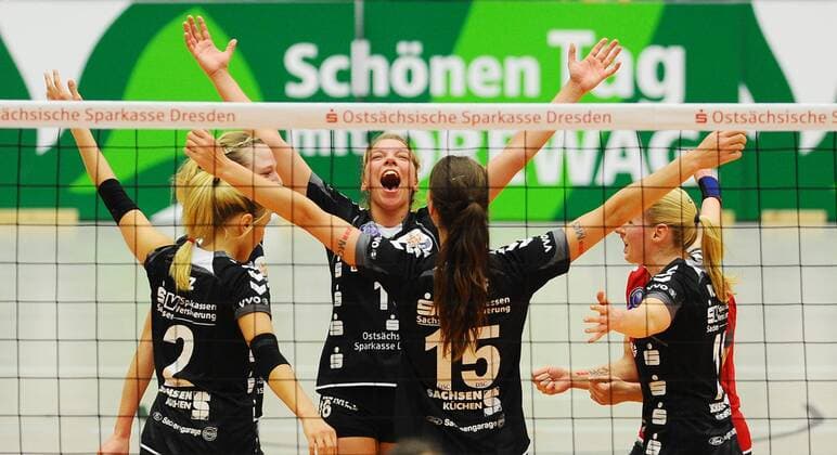 Jubel, ganz hinten: Katharina Schwabe (Dresden), Dresdner SC gegen Smart Allianz Stuttgart, Volleyball, 1. Bundesliga Frauen, Margon-Arena Dresden Bodenbacher Straße, DSC, Saison 2011 2012, 07.01.2012,