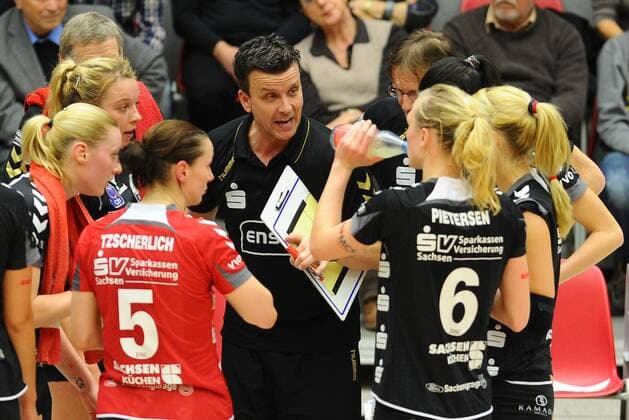 Trainer Arnd Waibl (Dresden) gibt Anweisungen während einer Auszeit, Dresdner SC gegen Smart Allianz Stuttgart, Volleyball, 1. Bundesliga Frauen, Margon-Arena Dresden Bodenbacher Straße, DSC, Saison 2011 2012, 07.01.2012,