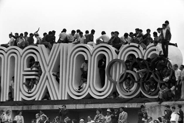 Eröffnungsfeier der Olympischen Spiele 1968: Zuschauer bevölkern die letzten Winkel der Tribüne - selbst das Olympialogo ist voll belagert