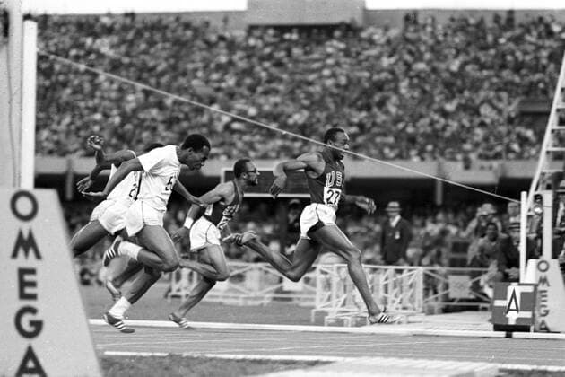 Finale 100m der Olympischen Spiele 1968, v.re.: Olympiasieger Jim Hines (USA) gewinnt in Weltrekordzeit vor Lennox Miller (Jamaika), Charles -Charlie- Greene (USA) und Pablo Montes (Kuba)