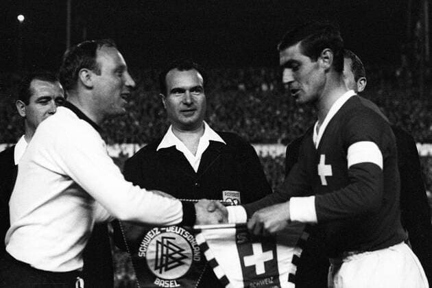 Länderspiel in Basel - Schweiz - BR Deutschland 0:0 - Die Spielführer Uwe Seeler (BRD, li.) und Ely Tacchella (Schweiz) tauschen die Wimpel