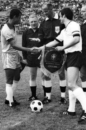 Länderspiel in Stuttgart - BR Deutschland - Brasilien 2:1 - Die Spielführer Carlos Alberto (Brasilien, li.) und Wolfgang Overath (BRD) begrüßen einander vor Schiedsrichter Bertil Lööw (Schweden, Mitte)
