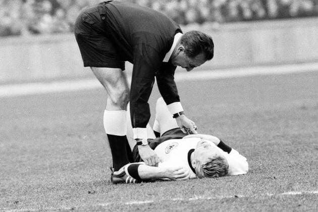 WM Qualifikation 1964 in Berlin - BR Deutschland - Schweden 1:1 - Schiedsrichter Gottfried Dienst (Schweiz) kümmert sich um den verletzten Helmut Haller (BRD)