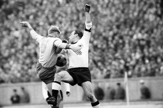 WM Qualifikation 1964 in Berlin - BR Deutschland - Schweden 1:1 - Uwe Seeler (BRD, re.)