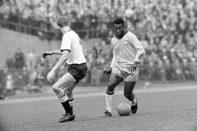 Länderspiel in Hamburg - BR Deutschland - Brasilien 1:2 - Pele (Brasilien, re.)