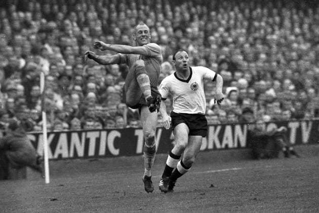 WM Qualifikation in 1965 Stockholm - Schweden - BR Deutschland 1:2 - Lennart Wing (Schweden, li.) gegen Uwe Seeler (BRD)