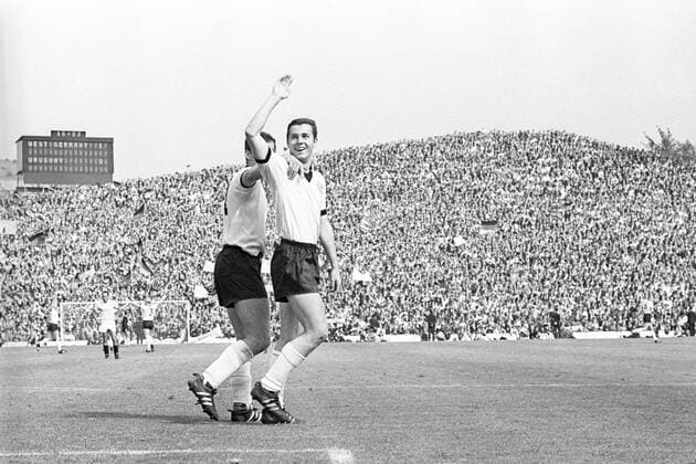 WM Viertelfinale 1966 in Sheffield - BR Deutschland - Uruguay 4:0 - Franz Beckenbauer (BRD, re.) - Torjubel
