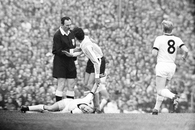 WM 1966 in Birmingham - BR Deutschland - Argentinien 0:0 - Schiedsrichter Konstantin Zecevic (Jugoslawien) ermahnt Antonio Rattin (Argentinien) ob seines Foulspiels an Horst Dieter Höttges (BRD), re. Helmut Haller (BRD)