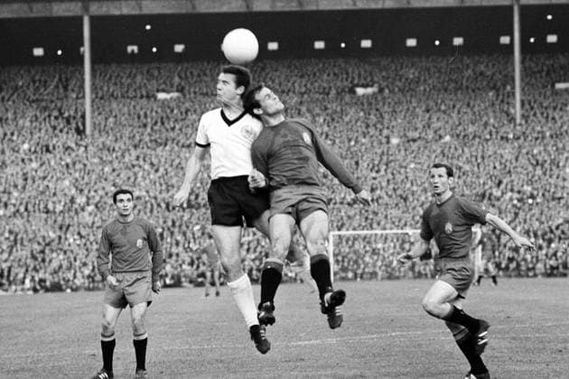 WM 1966 in Birmingham - BR Deutschland - Spanien 2:1 - Franz Beckenbauer (BRD, 2.v.li.) gegen Jesus Glaria, daneben Josep Maria Fuste (li.) und Francisco Gallego (alle Spanien)
