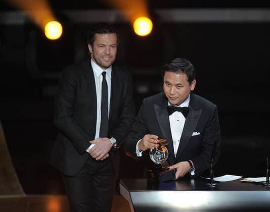 Fussball International FIFA Ballon d Or 09.01.2012 Frauen - Trainer des Jahres: Trainer Norio Sasaki (Frauennationalmannschaft Japan) mit Pokal und Lothar Matthäus (hinten, Deutschland) 
