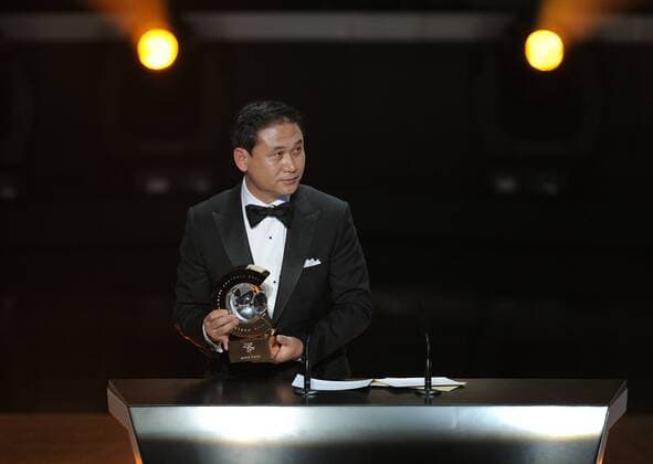 Fussball International FIFA Ballon d Or 09.01.2012 Frauen - Nationaltrainer des Jahres: Trainer Norio Sasaki (Frauennationalmannschaft Japan) mit Pokal 