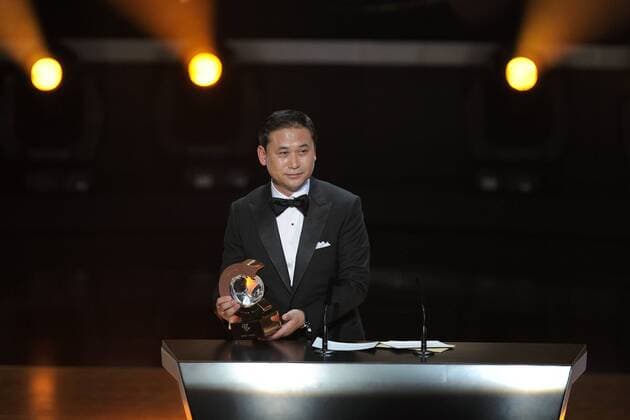 Fussball International FIFA Ballon d Or 09.01.2012 Frauen - Nationaltrainer des Jahres: Trainer Norio Sasaki (Frauennationalmannschaft Japan) mit Pokal 
