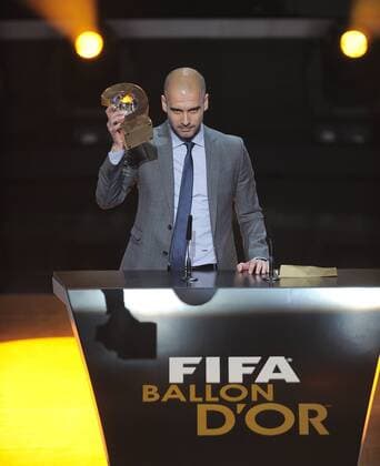 Fussball International FIFA Ballon d Or 09.01.2012 Trainer des Jahres: Trainer Josep Pep Guardiola (Barca FC Barcelona) mit Pokal 