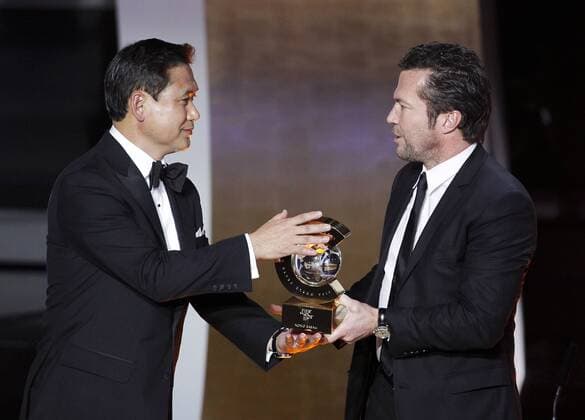 Women s National Coach Women s National Coach Norio Sasaki (Japan) (Japan) (L), coach of the Japanese women s national football team receives the FIFA Women s Football Coach of the Year Award from German football star Lothar Matthäus during the FIFA Ballon d Or Gala 2011 in Zurich, Switzerland, Jan. 9, 2012. (Xinhua Zhou Lei) (jyc) SWITZERLAND-ZURICH-FIFA-BALLON D OR GALA-Norio Sasaki 