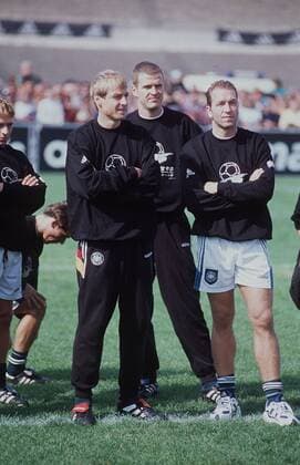 v.li.: T. Häßler, J. Klinsmann, O. Bierhoff, A. Köpke 09 97 te Mann Profisport Fußball blond leger Shirt schwarz draußen stehend Rasen Wiese Stadion Gespräch ganz hoch Thomas Jürgen Oliver Andreas