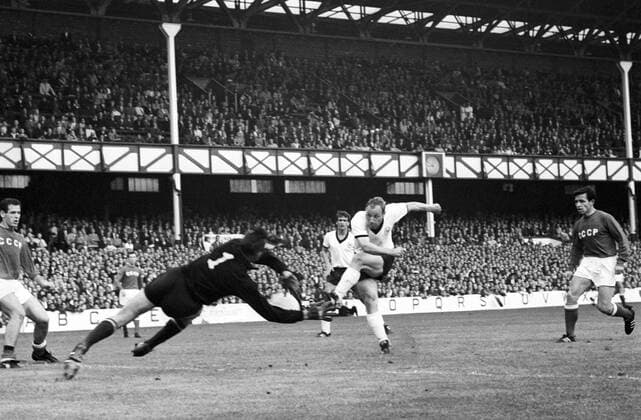 WM 1966 - Halbfinale in Liverpool - BR Deutschland - UDSSR 2:1 - Uwe Seeler (BRD, re.) gegen Torwart Lew Jaschin (UDSSR)