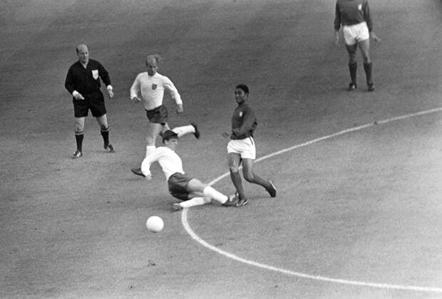 Halbfinale der WM 1966 in London - England - Portugal 2:1 - R-L - Eusebio (Portugal), Alan Ball, Bobby Charlton (beide England) und Schiedsrichter Pierre Schwinte (Frankreich)