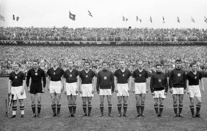 WM Finale 1954 in Bern - Mannschaftsvorstellung Ungarn, v.li.: Ferenc Puskas, Torwart Gyula Grosics, Gyula Lorant, Nandor Hidegkuti, Jozsef Bozsik, Mihaly Lantos, Jenö Buzanszky, Jozsef Zakarias, Mihaly Toth, Zoltan Czibor und Sandor Kocsis