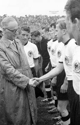 WM Finale 1954 in Bern - Bundespräsident Rodolphe Rubattel (Schweiz, li.) begrüsst das Team der BR Deutschland, v.li.: Kapitän Fritz Walter, Torwart Toni Turek, Horst Eckel, Helmut Rahn, Ottmar Walter und Werner Liebrich