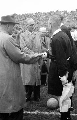 WM Finale 1954 in Bern - BR Deutschland - Ungarn 3:2 - Bundespräsident Rodolphe Rubattel (Schweiz, 2.v.li.) begrüsst Schiedsrichter William Ling (England) und Linienrichter Benjamin Griffith (Wales), dahinter FIFA Präsident Jules Rimet (FRA)