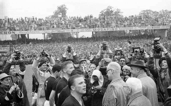 WM Finale 1954 in Bern - Bundespräsident Rodolphe Rubattel (Schweiz, 3.v.re.) und FIFA Präsident Jules Rimet (FRA, 2.v.re.) begrüssen das Team aus Ungarn, u.a. mit Ferenc Puskas (vorn) und Gyula Lorant