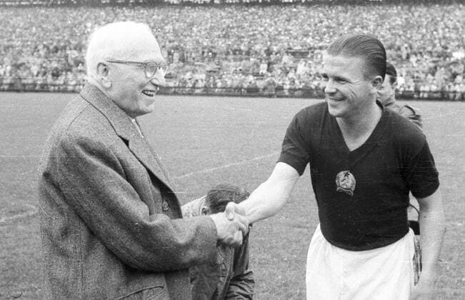 WM Finale 1954 in Bern - FIFA Präsident Jules Rimet (FRA, li.) begrüsst Kapitän Ferenc Puskas (Ungarn)