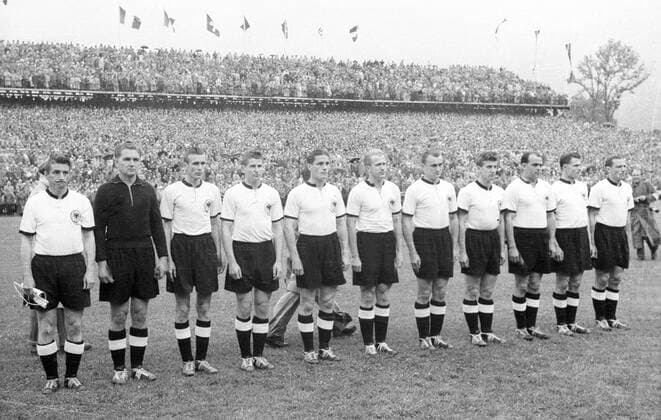 WM Finale 1954 in Bern - Mannschaftsvorstellung BR Deutschland, v.li.: Kapitän Fritz Walter, Torwart Toni Turek, Horst Eckel, Helmut Rahn, Ottmar Walter, Werner Liebrich, Josef Posipal, Hans Schäfer, Werner Kohlmeyer, Karl Mai und Max Morlock
