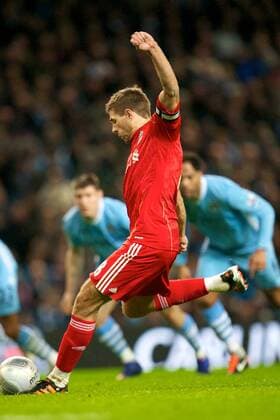 11.01.2012 Manchester, England. Liverpool FC s English midfielder Steven Gerrard takes and scores a penalty during the Carling Cup semi final match between Manchester City and Liverpool, played at the City of Manchester Stadium. Liverpool won by a score of 0-1 to take the lead into the second leg at Anfield. xTimxWilliamsx  ActionPlus11232928