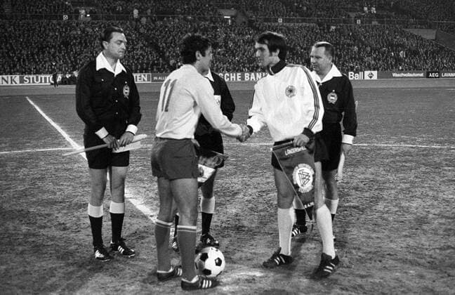 Länderspiel in Stuttgart - BR Deutschland - Rumänien 1:1 - Die Spielführer Wolfgang Overath (BRD, re.) und Mircea Lucescu (Rumänien) begrüssen einander