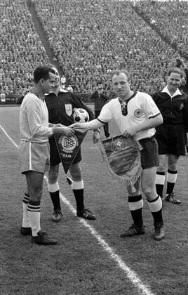 Länderspiel in Hamburg - BR Deutschland - Brasilien 1:2 - Die Spielführer Zito (Brasilien, li.) und Uwe Seeler (BRD) begrüßen einander