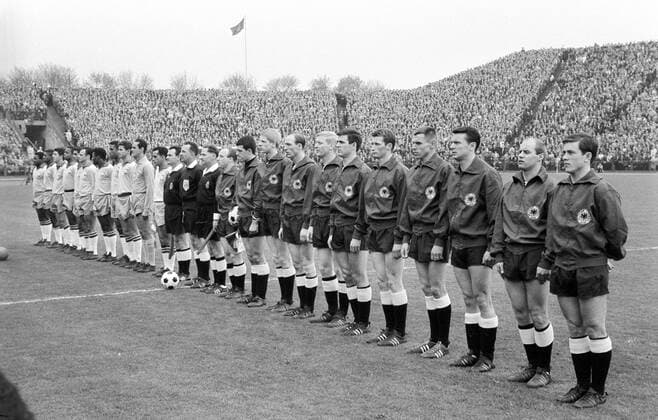 Länderspiel in Hamburg - BRD - Brasilien 1:2 - Mannschaftsvorstellung BR Deutschland, v.re.: Alfred Heiß, Gert Charly Dörfel, Hans Nowak, Friedhelm Konietzka, Jürgen Schütz, Leo Wilden, Karl Heinz Schnellinger, Willi Schulz, Jürgen Werner, Torwart Wolfgang Fahrian und Uwe Seeler sowie Schiedsrichter Gottfried Dienst (Schweiz)