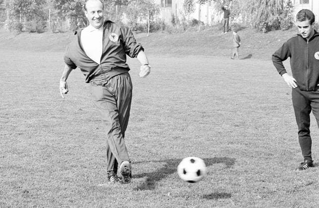 Training der BR Deutschland - Bundestrainer Helmut Schön (li.) und Bernd Patzke