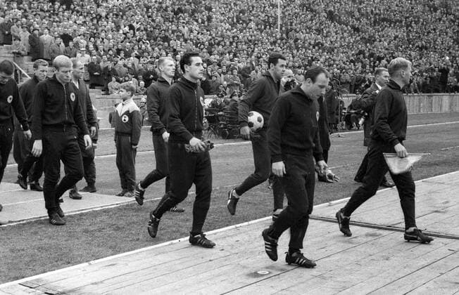 WM Qualifikation in Berlin - BR Deutschland - Schweden 1:1 - vorne v.re.: Uwe Seeler , Torwart Hans Tilkowski und Karl Heinz Schnellinger (alle BRD), dahinter Orvar Bergmark (re.) und Torwart Arne Arvidsson (beide Schweden)