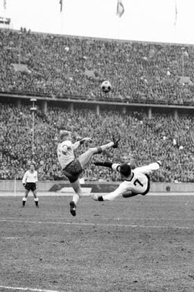 WM Qualifikation in Berlin - BR Deutschland - Schweden 1:1 - Orvar Bergmark (Schweden, li.) gegen Wolfgang Overath (BRD)
