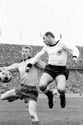 WM Qualifikation in Berlin - BR Deutschland - Schweden 1:1 - Gert Charly Dörfel (BRD, re.) gegen Hans Rosander (Schweden)