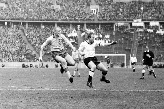 WM Qualifikation in Berlin - BR Deutschland - Schweden 1:1 - Uwe Seeler (BRD, re.) gegen Hans Mild (Schweden)