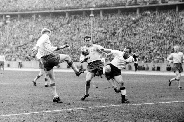 WM Qualifikation in Berlin - BR Deutschland - Schweden 1:1 - Uwe Seeler (BRD, re.)